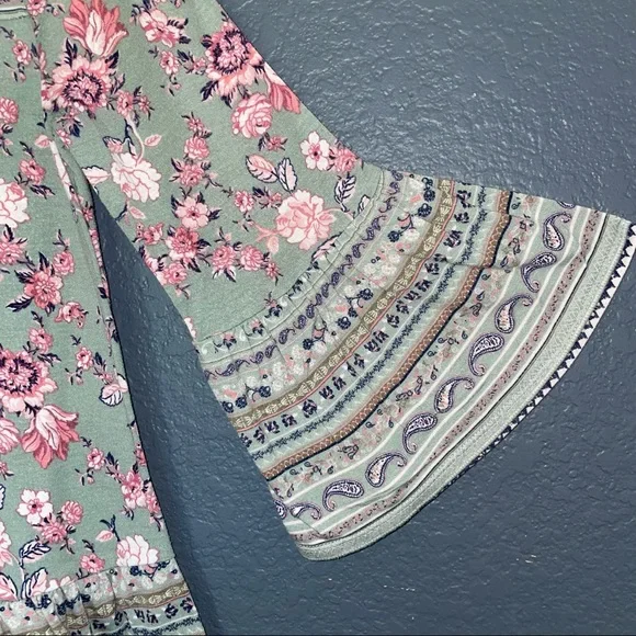 Absolutely Famous top women’s small Floral Print 3/4 Bell Sleeve ruffle blouse - Picture 6 of 11